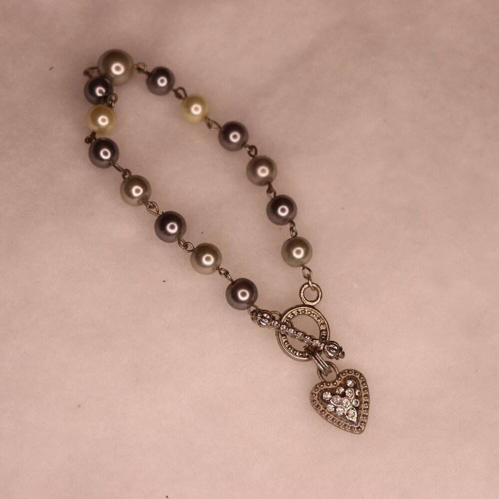 Greay Pearl style bead heart chart bracelet with open latch with metal chain - Picture 1 of 4